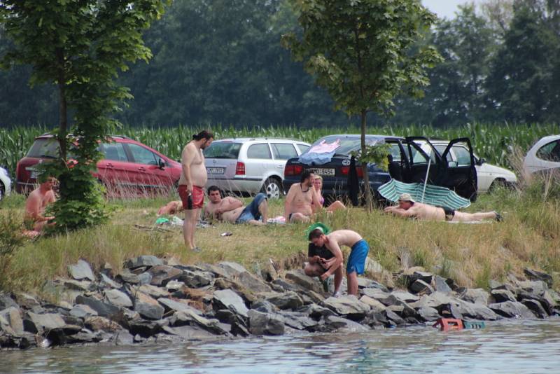 Teplé letní počasí lákalo v sobotu k vodě, stovky lidí tak například zamířily do pískovny u Nákla na Olomoucku.