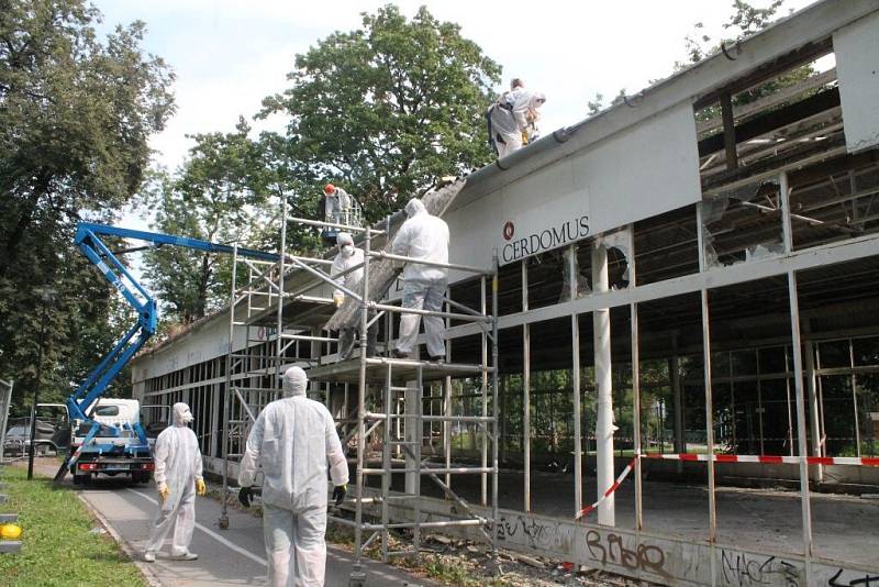 Demolice pavilonu D v olomouckých Bezručových sadech