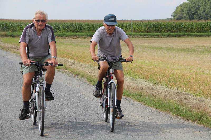 Skupinka jedenácti milovníků cyklistiky vyrazila v neděli odpoledne na jeden z cyklovýletů Litovelským Pomoravím.