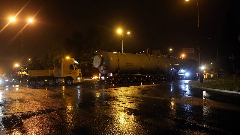 Nadměrný náklad "obří plechovky" coby nového separátoru pro JE Temelín projel Zlínským a Olomouckým krajem