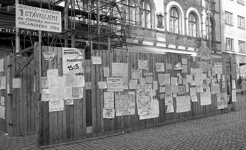 Plakátová ohrada na tehdejším náměstí Míru (Horní náměstí). Sametová revoluce v Olomouci