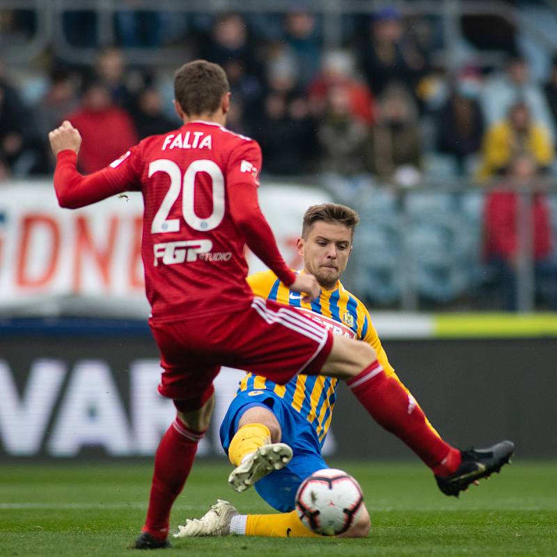 SFC Opava proti Sigmě Olomouc. Šimon Falta (SK Sigma Olomouc), Tomáš Jursa (SFC Opava).