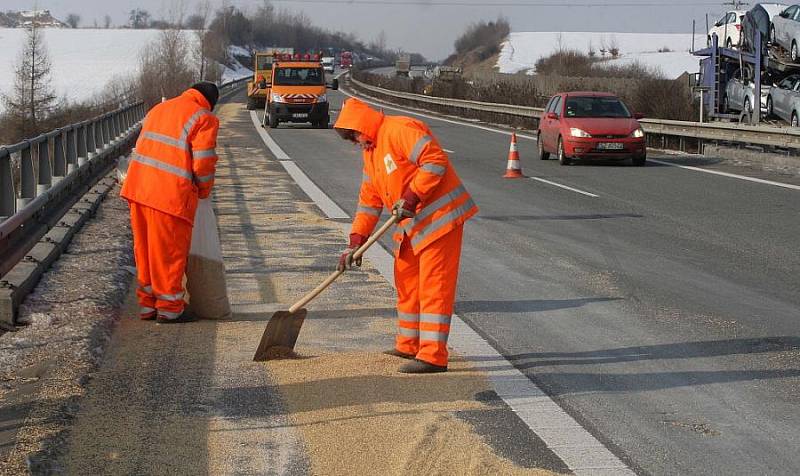 Silničáři odklízejí obilí, které se v pondělí ráno vysypalo na R35 u Velkého Újezdu