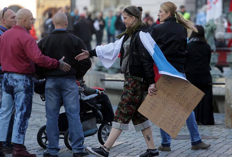 Olomouc demonstrace proti migraci x odpůrci