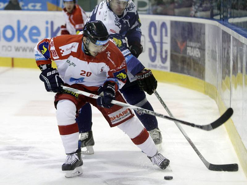 Olomoučtí hokejisté (v bílém) porazili ve čtvrtém utkání čtvrtfinále Plzeň 2:1. Stav série je 3:1 pro Plzeň.