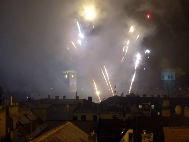 Mlhavé počasí příliš nepřálo Novoročnímu ohňostroji v Olomouci.