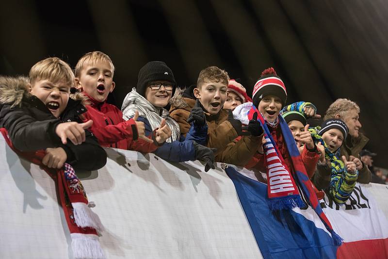 Fanoušci na Andrově stadionu při zápase české reprezentace proti Faerským ostrovům