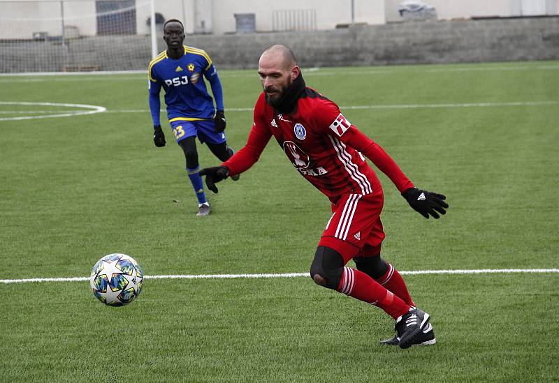 Sigma (v červeném) porazila v přípravě Jihlavu 3:1.Michal Vepřek