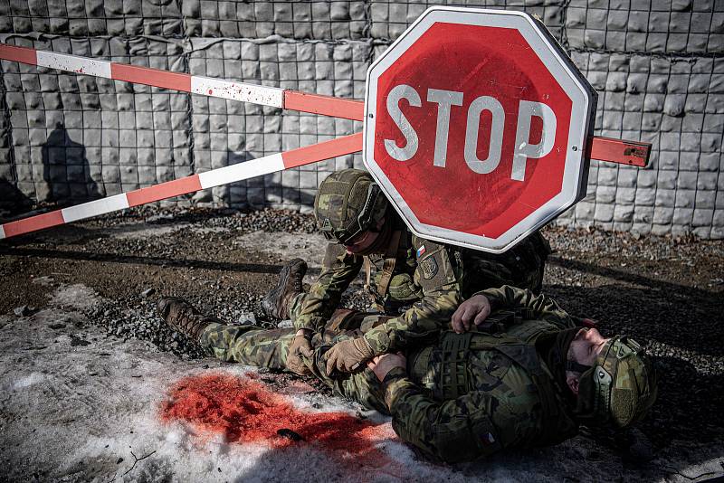 Simulovaný útok radikálů na základnu jednotky pro zahraniční operaci EU v Mali.  Týdenní nepřetržitý výcvik jednotek 71. mechanizovaného praporu z Hranic ve vojenském újezdu Libavá, 16. února 2022