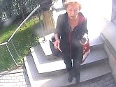 Policisté hledají tuto ženu, která přistoupila 17. dubna k bankomatu krátce poté, co si z něj důchodkyně zapomněla vzít pět tisíc korun.