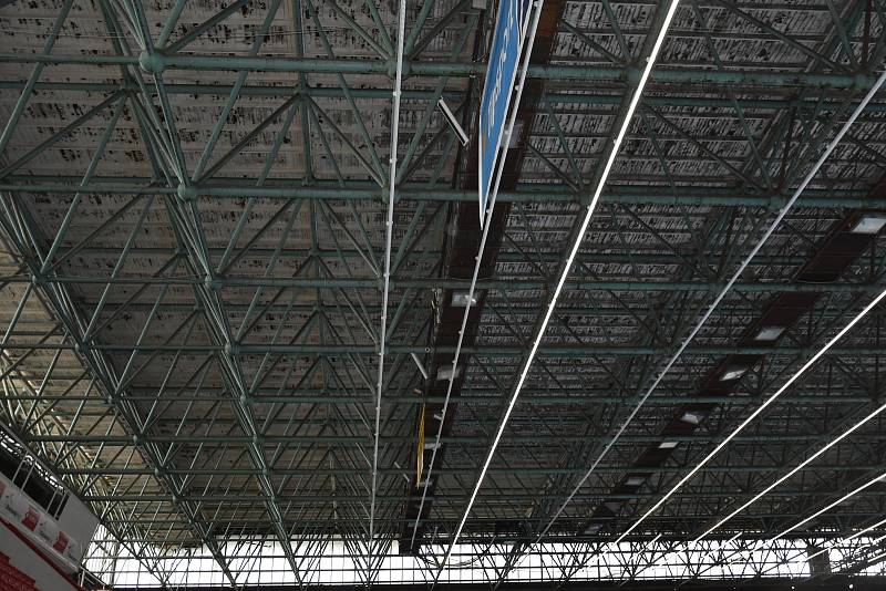Začala rekonstrukce střechy Zimního stadionu v Olomouci, 5. 5. 2021