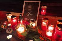 I Olomoučané si připomínají památku Karla Schwarzenberga, který ve věku 85 let zemřel v sobotu ve Vídni. Pietní místo vzniklo u Sloupu Nejsvětější Trojice, 12. listopadu 2023.