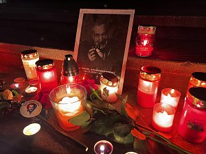 I Olomoučané si připomínají památku Karla Schwarzenberga, který ve věku 85 let zemřel v sobotu ve Vídni. Pietní místo vzniklo u Sloupu Nejsvětější Trojice, 12. listopadu 2023.