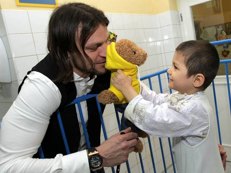 Tomáš Ujfaluši rozdává dárky na dětské klinice fakultní nemocnice v Olomouci. Prosinec 2008