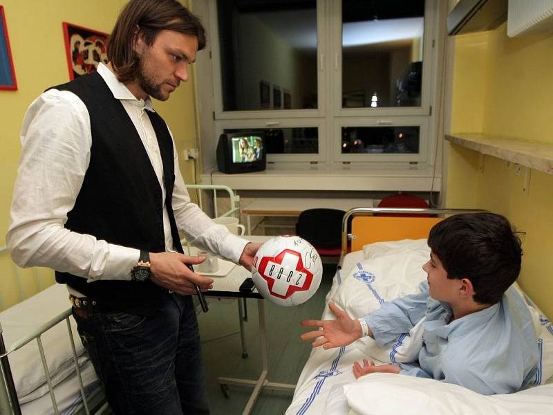 Tomáš Ujfaluši rozdává dárky na dětské klinice fakultní nemocnice