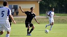 Fotbalisté Holice B (v černém) vs. Dolany