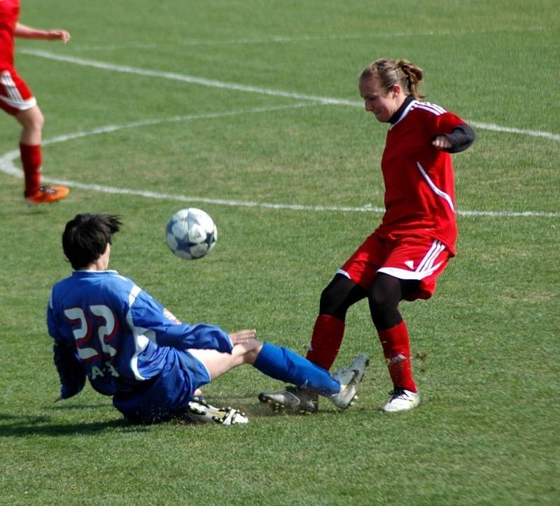 Olomoucké fotbalistky (v červeném) porazily v zápase 10. kola MSLŽ tým FC Brno 3:0.