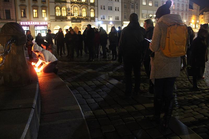Uctění památky zavražděného slovenského novináře Jána Kuciaka a jeho přítelkyně u Sloupu Nejsvětější Trojice v Olomouci