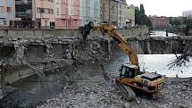 25.7.2018 - demolice olomouckého mostu přes Moravu u Bristolu.