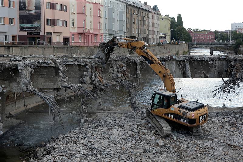 25.7.2018 - demolice olomouckého mostu přes Moravu u Bristolu.