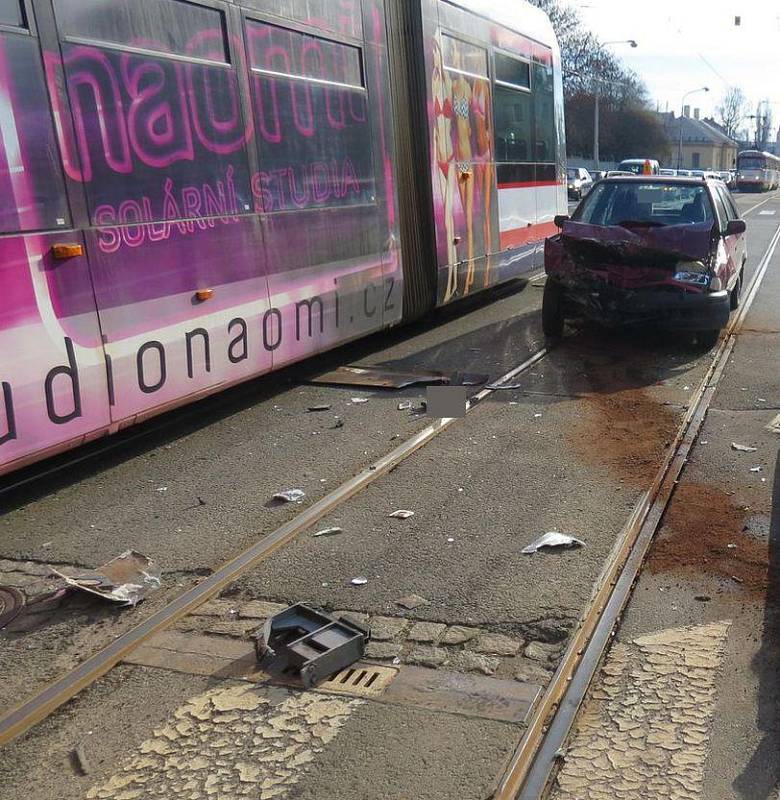 Srážka felicie s tramvají na třídě Míru v Olomouci