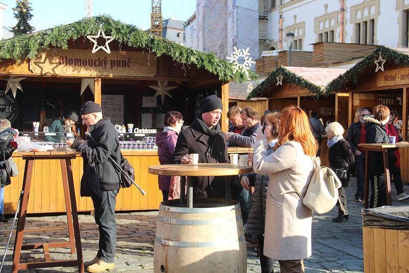 První víkend Vánočních trhů v Olomouci 2019