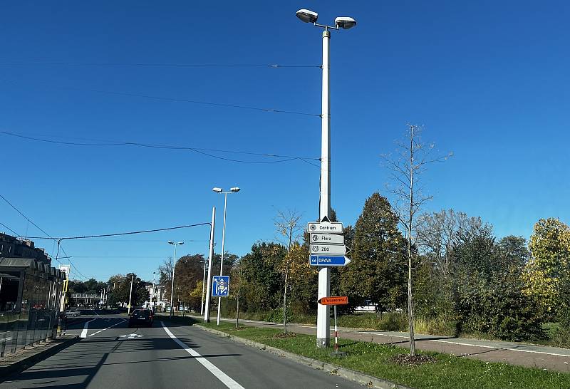 Začíná oprava na olomoucké estakádě. Uzavřené sjezdy či výjezdy nahradila obousměrná objížďka, která vede ulicemi Jeremenkova, Kosmonautů a Wittgensteinova. Na snímku Kosmonautů směr Wittgensteinova, 9. října 2022