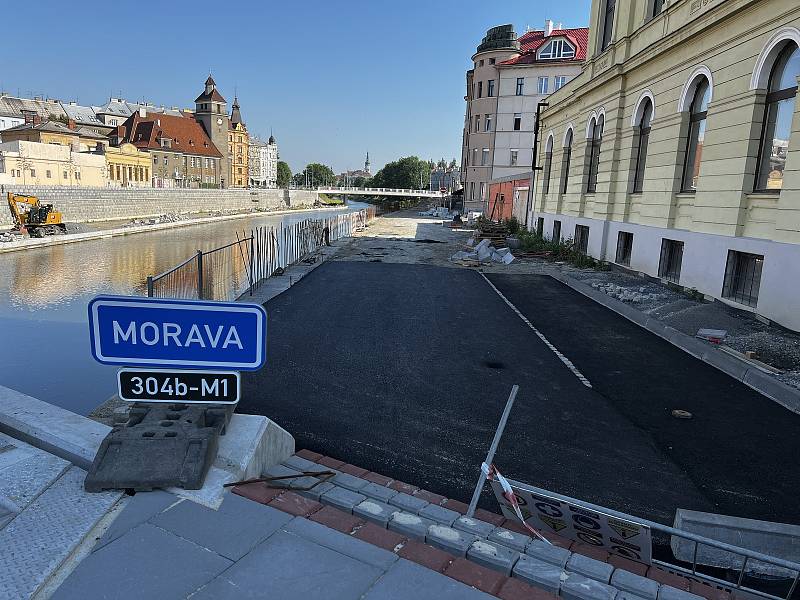 Masarykova třída v Olomouci, nábřeží řeky Moravy, 26. června 2022