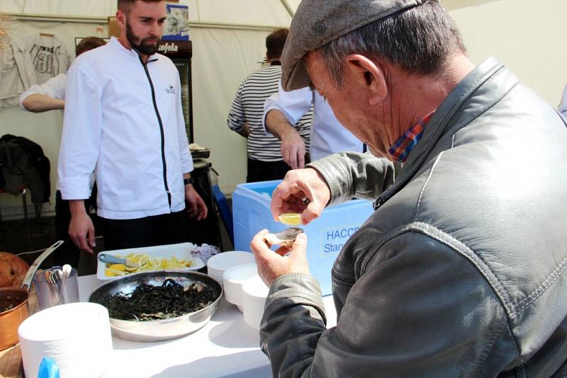 Stovky lidí zaplnily v sobotu Smetanovy sady Výstaviště Flora Olomouc. Přilákal je tam už druhý ročník dobrého jídla a pití Garden Food Festival.