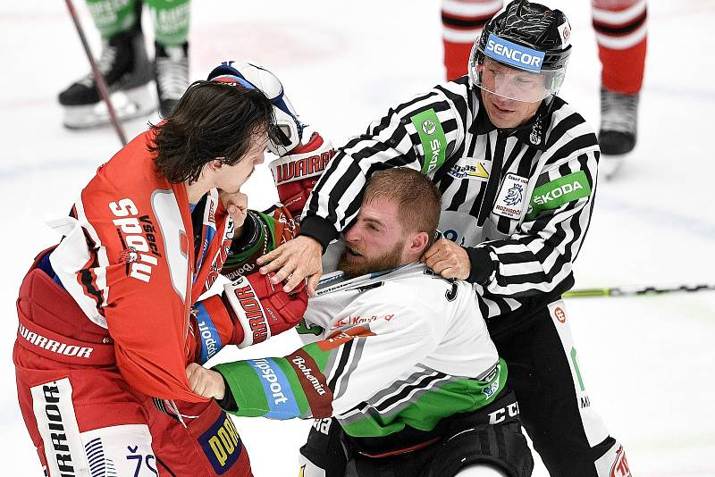 Utkání 1. kola hokejové extraligy: HC Olomouc - BK Mladá Boleslav, 10. září 2021 v Olomouci. Bitka mezi Tomáš Dujsík z Olomouce a Adam Jánošík z Mladé Boleslavi.