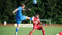 Fotbalisté Sigmy Olomouc (v červeném) v premiérovém utkání přípravy na hřišti Otrokovic