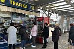 Stánek v Jeremenkově ulici u hlavního vlakového nádraží. Fronty jsou u okénka po celý den. Hlavně na jízdenky a cigarety. Ráno frčí i denní tisk, 1. března 2023