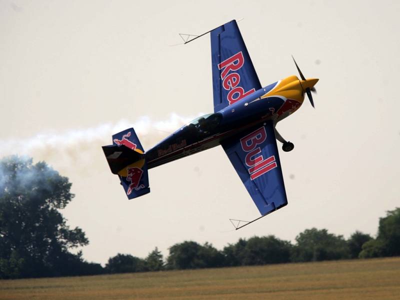 Mistrovství světa rádiem řízených modelů letadel v Neředíně. Oficiální zahajovací ceremoniál zatraktivnil akrobacií světoznámý pilot Martin Šonka.