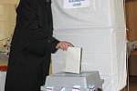 První lidé, kteří přišli v pátek odpoledne volit ve druhém kole senátních voleb na ZŠ sv. Voršily v Olomouci.