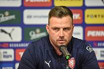 Česká fotbalová reprezentace na tiskové konferenci před utkáním s Gibraltarem. Trenér Jaroslav Köstl.