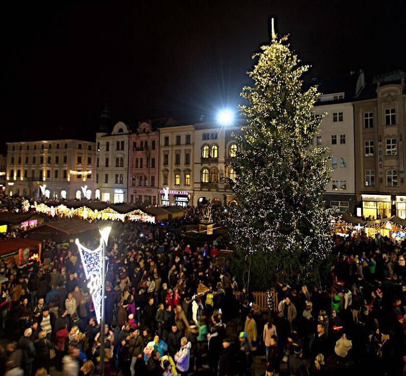 Rozsvěcení vánočního stromu v Olomouci. Dostal jméno Kryštůfek