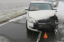 Za Chomoutovem se ve čtvrtek 9. 12. 2021 ráno srazila tři osobní vozidla, dvě řidičky skončily v nemocnici.