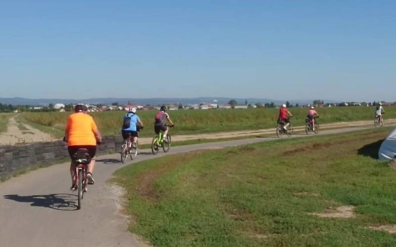 Deset královéhradeckých cyklistů v Olomouci a okolí.