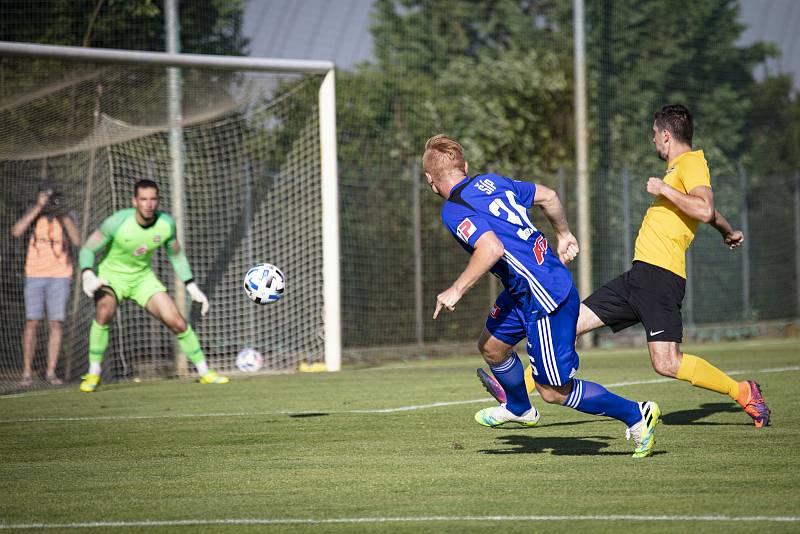 Fotbalisté Sigmy (v modrém) porazili v přípravě Rosice 1:0.