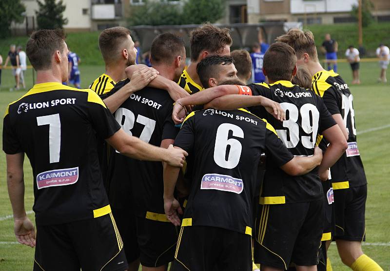 Fotbalisté Nových Sadů (ve žluto-černém) porazili Šumperk 3:0.