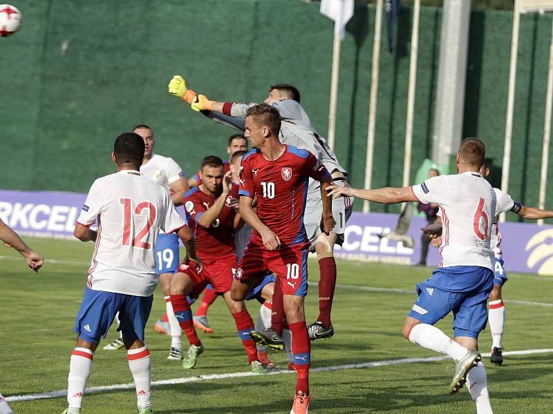 Tým amatérské fotbalové reprezentace z Olomouckého kraje (v červeném) podlehl regionu Jižního Ruska 1:2