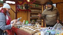 Na vánočních trzích prodává přírodní dárky Mojmír Logr z Lutína už dvacet let. Letos má stánek nedaleko vyhlídkového kola.