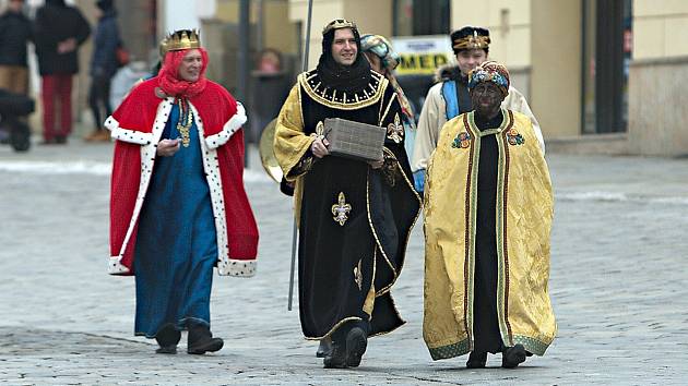 VIDEO: Tři králové obcházeli Olomoucí, kostým oblékl i biskup - Olomoucký  deník