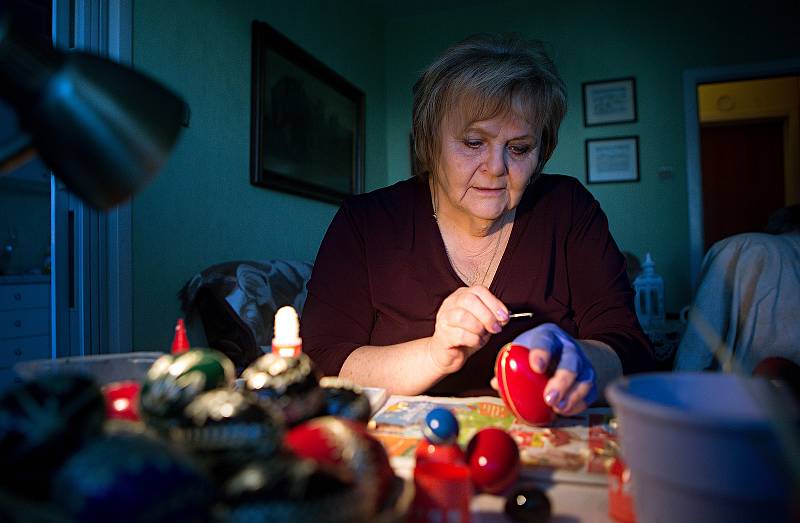 Paní Ivanka Šamšulová se věnuje výrobě kraslic několik desetiletí.