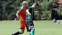 Fotbalisté Sigmy (v oranžovém) prohráli s MFK Skalica 0:2. Marek Schmidt (vlevo