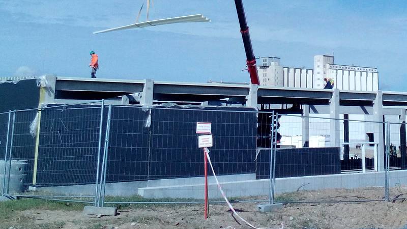 Výstavba nového nákupního centra ve Šternberku - na okraji města se rýsuje hypermarket Kaufland.