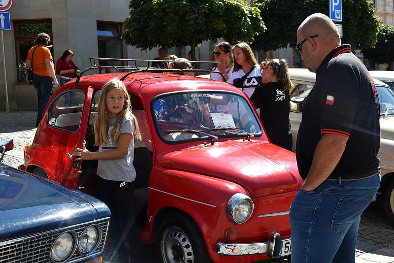 Ecce Homo Historic. Slavnosti města a přehlídka historických vozidel a motocyklů na Hlavním náměstí ve Šternberku, 5. 9. 2020