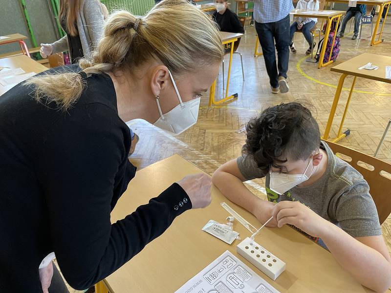 Testování žáků na ZŠ Mozartova v Olomouci, 12. dubna 2021