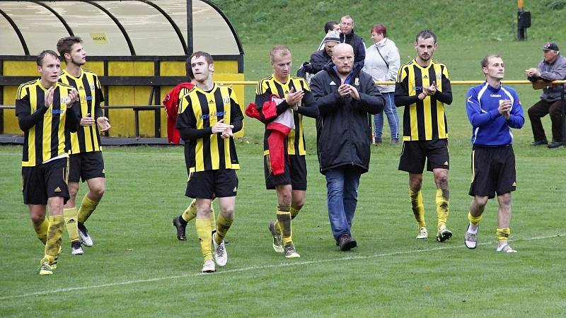 Fotbalisté Nových Sadů (ve žluto-černém) remizovali se Stráním 0:0.