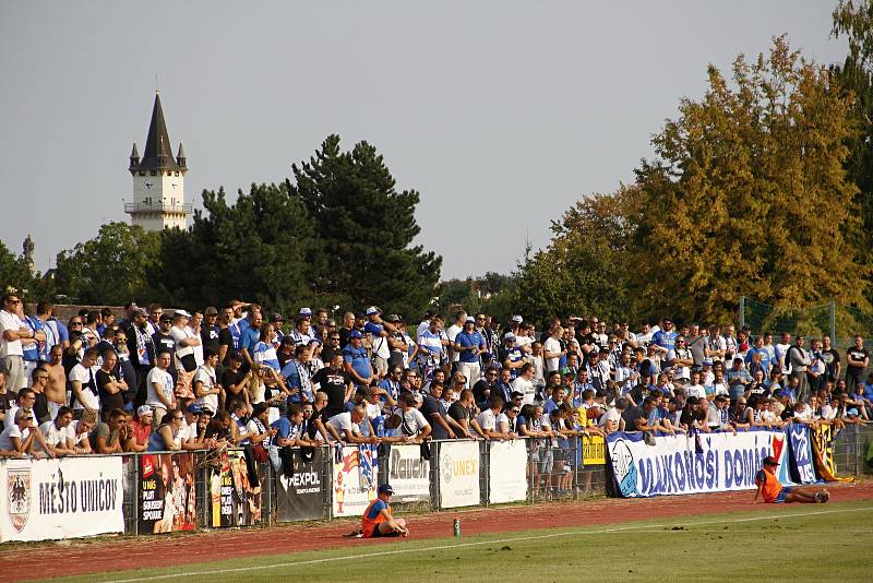 Baník (v bílém) porazil ve 2. kole MOL Cupu Uničov na jeho hřišti 2:0.